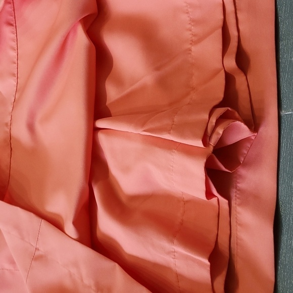 IZOD, ladies coral skort. Size 8 X-tra dry. 1 Zipper pocket. 100% polyester golf - Picture 3 of 7